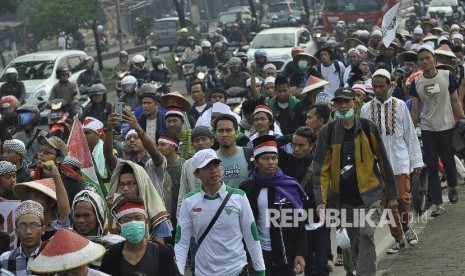   Rombongan peserta longmarch dalam aksi Bela Islam 212 Jilid III dari Ciamis bejalan kaki di Jalan Raya Soekarno Hatta, Kota Bandung, Kamis (1/12). 