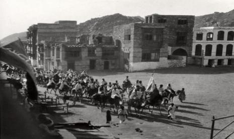 Mengapa Makkah Disebut Ummul Qura?. Foto: Rombongan putra Raja Saudi Arabia berjalan ke Padang Arafah menjelang puncak haji pada tahun 1935.