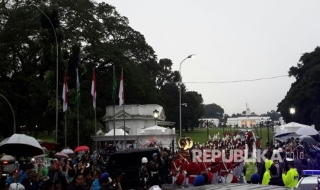 Rombongan Raja Salman meninggalkan Istagor diiringi pasukan gordon dan pasukan berkuda, Rabu (1/3).