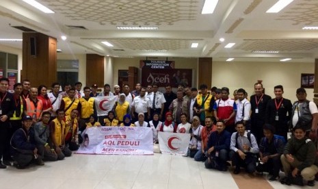 Rombongan relawan yang diberangkatkan dengan AirAsia X tipe Airbus A320-200 oleh Grup AirAsia pada Ahad (11/12)