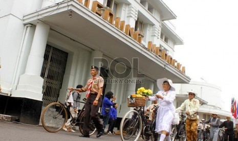  Rombongan sepeda onthel mengikuti karnaval dalam rangka memperingati 58 Tahun Konferensi Asia Afrika di gedung Merdeka, Bandung, Kamis (18/4). (Republika/Arief Maulana Hasan)