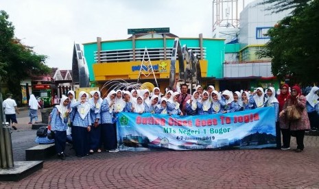 Rombongan siswa MTsN 1 Bogor bersama sejumlah guru pendamping berfoto bersama di depan Taman Pintar, Yogyakarta, Sabtu (5/1).