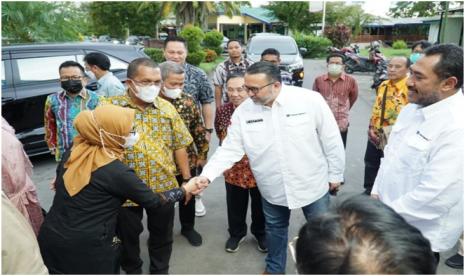 Rombongan Tim Kunker Komisi IX DPR RI tiba di Rumah Sakit Mitra Masyarakat, disambut oleh EVP External Affairs PTFI Agung Laksamana dan Kepala Teknik Tambang (KTT) PTFI Carl Tauran. 