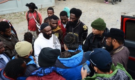  Rombongan Tim Pencari Fakta (TPF) Komat Tolikara yang diketuai oleh Ustadz Fadzlan Garamatan mewawancarai korban pembakaran masjid di tengah perjalanan menuju Tolikara, Papua, Kamis (23/7). 