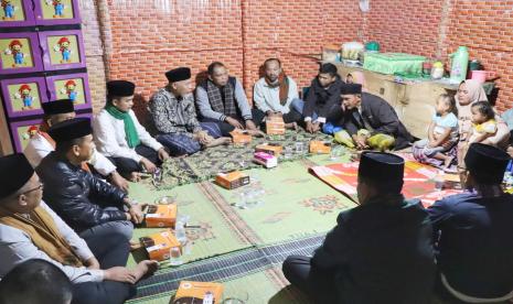 Rombongan Tim Safari Ramadan Pemerintah Provinsi Sumatra Barat (Sumbar) yang dipimpin Gubernur Sumbar Mahyeldi Ansharullah sambangi rumah Ridho di kaki Gunung Singgalang.