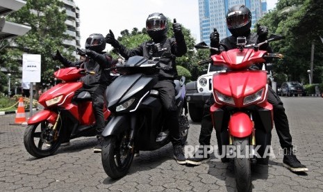 Rombongan touring jarak jauh GESITS Tour de Jawa Bali di Gedung Badan Pengkajian dan Penerapan Teknologi (BPPT) , Jakarta, Senin (7/11). 