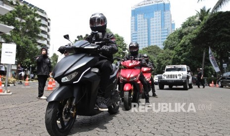 Rombongan touring jarak jauh GESITS Tour de Jawa Bali di Gedung Badan Pengkajian dan Penerapan Teknologi (BPPT) , Jakarta, Senin (7/11). 