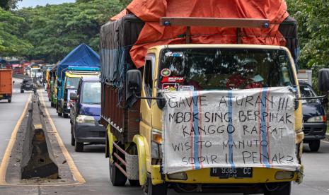 Rombongan truk yang tergabung dalam Asosiasi Pengemudi Independen (API) Jateng melaju di Jalan Perintis Kemerdekaan Semarang saat aksi pawai demo tolak aturan ODOL menuju Kantor Dinas Perhubungan Jawa Tengah di Semarang, Jawa Tengah.