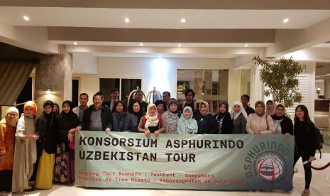 Rombongan Tur Muslim Uzbekistan yang diinisiasi Konsorsium Asphurindo (foto atas), Ketua Umum Asphurindo Syam Resfiadi (kiri) bersama Menteri Pariwisata Uzbekistan  Sharavop Anvar Kurbanovich (foto bawah).  