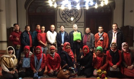 Rombongan Turkey Muslim Educational  Trip berfoto bersama dengan pengurus Masjid Ulu Cami di kota Bursa, Turki, usai menyerahkan sumbangan perangkat shalat ke masjid tersebut, Selasa (29/11/2016).