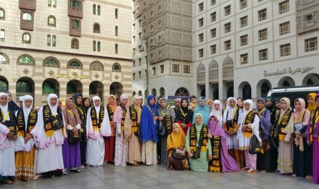 Rombongan umrah para pedagang Pasar Maros, Sulawesi Selatan.