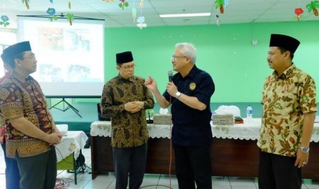 Rombongan Universiti Teknologi MARA (UiTM) Sarawak dan Majlis Islam Sarawak mengunjungi YPI Al Azhar.