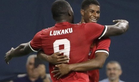 Romelu Lukaku dan Marcus Rashford, dua pencetak gol Manchester United ke gawang Manchester City, JUmat (21/7).