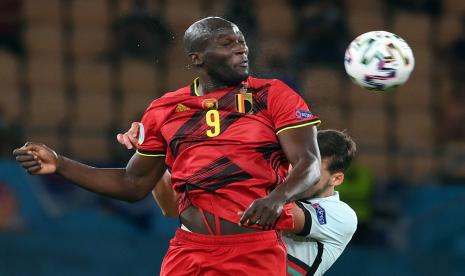 Romelu Lukaku dari Belgia beraksi selama pertandingan sepak bola babak 16 besar UEFA EURO 2020 antara Belgia dan Portugal di Seville, Spanyol, 27 Juni 2021.