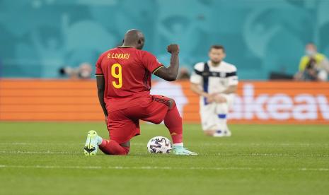  Romelu Lukaku dari Belgia berlutut sebelum pertandingan sepak bola babak penyisihan grup B UEFA EURO 2020 antara Finlandia dan Belgia di St.Petersburg, Rusia, 21 Juni 2021.