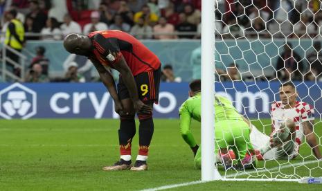 Romelu Lukaku dari Belgia, kiri, bereaksi setelah kehilangan kesempatan untuk mencetak gol selama pertandingan sepak bola grup F Piala Dunia antara Kroasia dan Belgia di Stadion Ahmad Bin Ali di Al Rayyan, Qatar, Kamis, 1 Desember 2022. Enggan Manfaatkan Jatah Libur, Lukaku Bakal Langsung Berlatih Bersama Inter