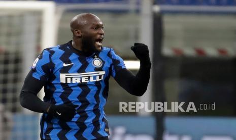 Romelu Lukaku dari Inter Milan melakukan selebrasi setelah mencetak gol. 