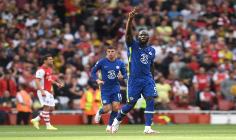 Romelu Lukaku (kanan) merayakan golnya pada laga perdana memperkuat Chelsea di Liga Primer Inggris 2021/22 melawan Arsenal.