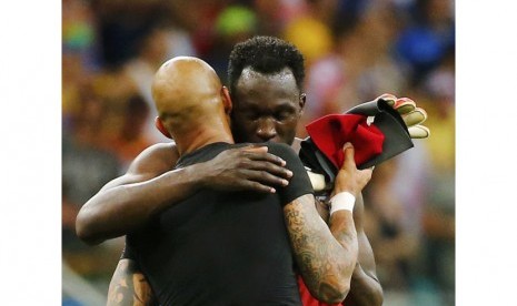 romelu lukaku memeluk kiper tim howard