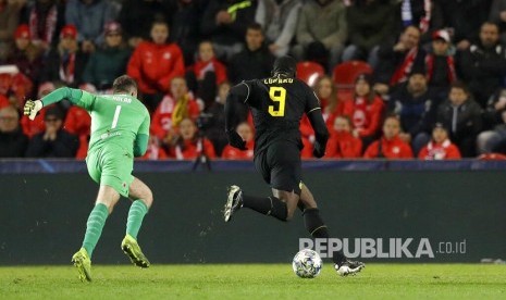  Romelu Lukaku mengecoh kiper Slavia Praha dan mencetak gol pada laga Liga Champions Grup F  antara Slavia Praha melawan Inter Milan di Sinobo Stadium, Praha, Republika CekoCzech Republic, Wednesday, Nov. 27, 2019. 