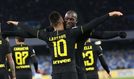 Romelu Lukaku saat mencetak gol ke gawang Napoli.