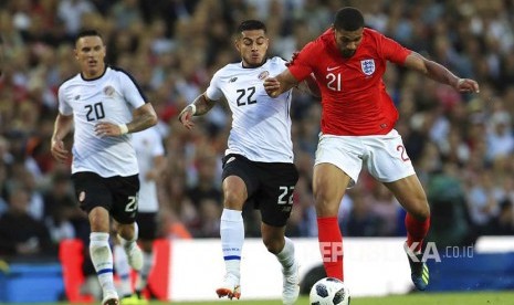 Ronald Matarrita (kiri) membayangi Ruben Loftus-Cheek (kanan) pada pertandingan persahabatan antara Inggris melawan Kostarika di  Elland Road, Leeds, Inggris, Jumat (8/6) dini hari, 