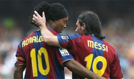 Ronaldinho dan Lionel Messi (kanan) saat masih sama-sama di Barcelona.