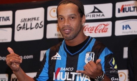 Ronaldinho mengenakan jersey Queretaro.