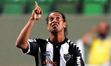 Ronaldinho saat mencetak hat-trick melawan Figueirense dalam lanjutan Liga Brasil