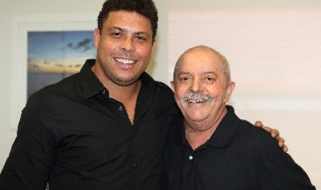  Ronaldo (kiri) dan Presiden Brazil, Inacio Lula da Silva (kanan).