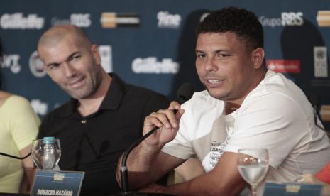 Ronaldo Luis Nazario de Lima (kanan) saat bersama mantan rekannya di Real Madrid, Zinedine Zidane.