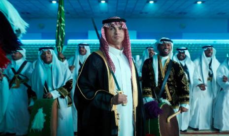 Ronaldo mengenakan pakaian tradisional Arab Saudi