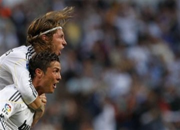 Ronaldo Menggendong Sergeio Ramos, usai mencetak gol