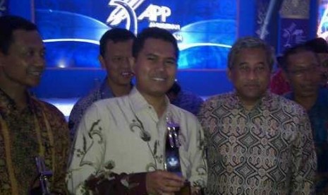   Roni Tabroni (tengah) menerima Anugerah Peduli Pendidikan 2013 dari Menteri Pendidikan M Nuh.