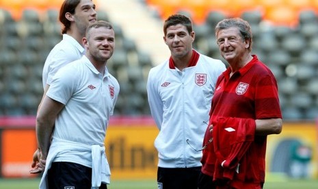 Rooney, Carroll, Gerrard, Hodgson melihat stadion Donbass Arena, tempat pertandingan Ukraina vs Inggris (20/6)