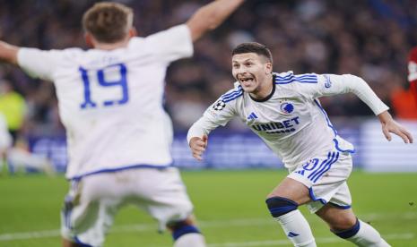 Roony Bardghji (kanan) dari FC Copenhagen melakukan selebrasi setelah mencetak gol kemenangan atas Manchester United di Stadion Parken, Kopenhagen, Denmark, Kamis (9/11/2023) dini hari WIB. 