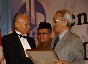 Rosihan Anwar (kanan) saat menerima Habibie Award 2007