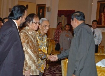 Rosihan Anwar (ketiga dari kiri) bersalaman dengan Presiden SBY dalam acara pertemuan Pertemuan Presiden dengan pimpinan redaksi di Istana Negara, Jakarta, 5 Mei silam.