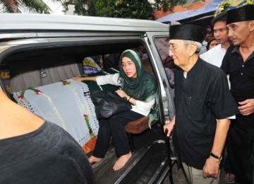 Rosihan Anwar saat mengantar jenazah istrinya, Siti Zuraida Rosihan Anwar, 5 September silam.