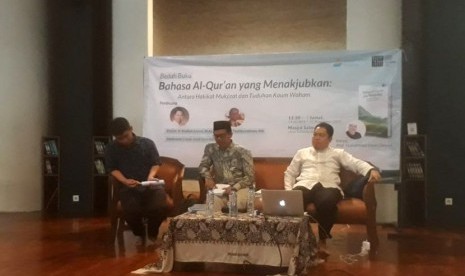 Rosihon Anwar, Pakar Tafsir Alquran, UIN Sunan Gunung Djati Bandung dan Cecep Taufikurrohman, Ketua Yayasan Misykat Rabbaniyyah Bandung yang juga murid Prof Muhammaf Dawud membedah buku profesor asal Mesir berjudul Bahasa Al-Quran yang menakjubkan: Antara hakikat mukjizat dan tuduhan kaum waham di Masjid Salman ITB, Jumat (22/11). 