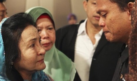 Rosmah Mansor (left), wife of Malaysian Prime Minister Najib Razak, cries with family members of passengers on the missing Malaysia Airlines flight MH370, at a hotel in Putrajaya March 9, 2014.