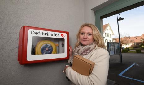 Rosmarie Obergfell, wali kota Gottlieben, berdiri di depan Automated External Defibrillator (AED), yang tergantung di balai kota Gottlieben, Swiss, 22 Desember 2014.