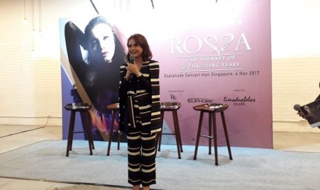 Rossa menggelar konferensi pers untuk konsernya di Esplanade Singapura, hari ini (3/9). Dalam kesempatan itu ia juga memperoleh penghargaan dari Asosiasi Industri Rekaman Indonesia (ASIRI) karena berhasil menyabet empat platinum untuk album New Chapter. 