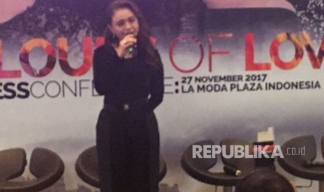 Rossa menyanyikan ost Ayat Ayat Cinta 2 berjudul Bulan dikekang Malam di La Moda, Plaza Indonesia, Senin (27/11). 