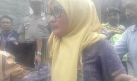 Rossy Herawati, ibu Amelia salah satu korban yang tewas dalam perampokan di Jalan Pulo Mas, Pulogadung, Jakarta Timur, Selasa (27/12)