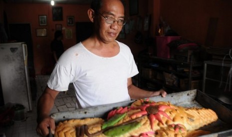 Roti buaya memiliki makna simbolis dalam budaya Betawi.