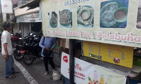 Roti canai khas Pulau Bawean di Jalan Sudarso Utara, Kawasan Pelabuhan Gresik, Jumat (8/11). 