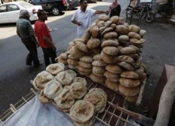 Roti menjadi makanan pokok di Mesir. Subsidi pangan memprioritaskan bagi 70 persen warga yang berpenghasilan menengah ke bawah