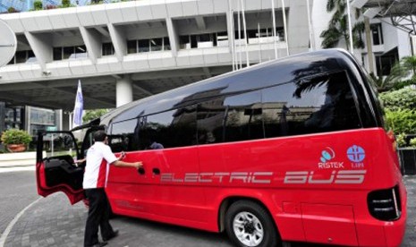 Prototip bus listrik membawa rombongan berkeliling saat digelar Fun Drive Mobil Listrik Nasional di sela peluncuran Hakteknas Ke-17 di halaman Gedung BPPT, Jakarta, Selasa (26/6). 