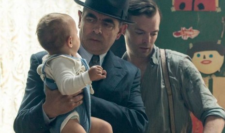 Rowan Atkinson dalam aksinya di  serial TV terbarunya, Maigret Sets A Trap